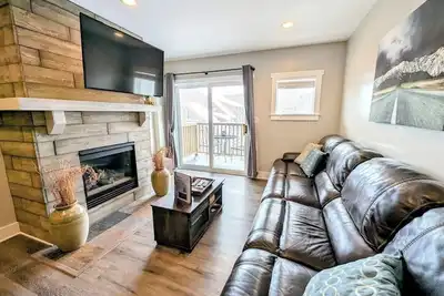 Image de Modern Condo, Walk to Gondola, Gas Fireplace