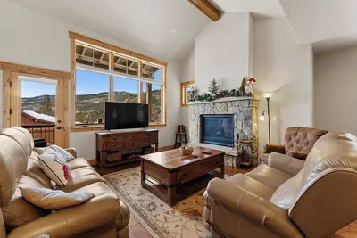 Image de Walk-Out Patio and Deck with Beautiful Mountain Views; Shuttle Stop Nearby!