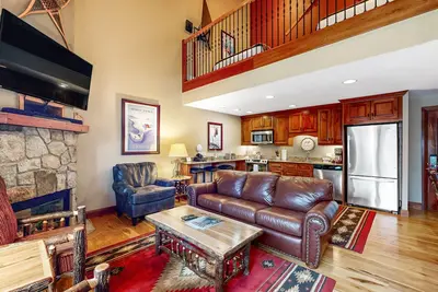 Image de Ski-in/ski-out condo w/ grill, fast WiFi, fireplace, shared pool/hot tub/laundry