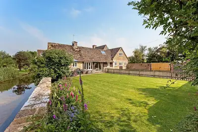 Image de 6 Bed, 4 Bath, Cottage in the Cotswolds with Wood Fired Hot Tub. Sleeps 11-14