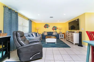 Image de Pineapple Express at the Beach Shack  Just one block from the beach!