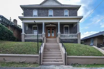 Image de Beautiful Remodel Victorian home located in the heart of down town