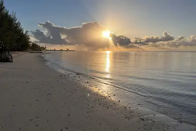 Spacious 3 Bed, 2 Bath Winter escape, near beach, includes car