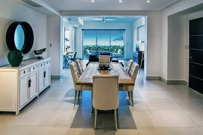 Image de 1bd beachfront condo in gated luxury residence, gym\/pool, near everything