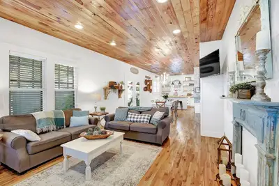 Image de Luxurious Home Near Main w/Hot-Tub