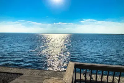 Image de 6bdrm Unobstructed Bay Front Views Minutes from the Beach