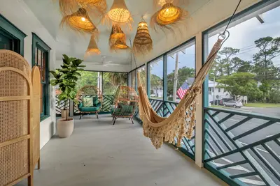 Image de All The Charm! ! ! ! Designer decorated! 3 min walk to toes in the sand!