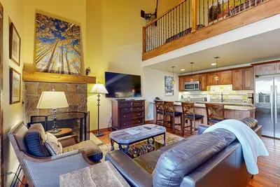 Image de Ski-in/out Luxury condo with fireplace, fast WiFi, shared pool/hot tub/laundry