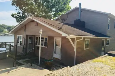 Image de 4 Bedroom 2 Bath House Lake Front