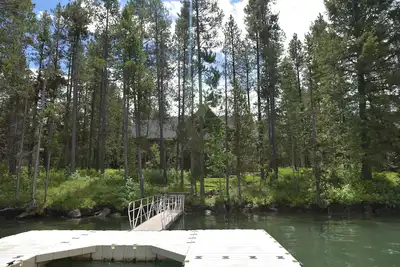 Image de Waterfront Redtail Retreat Lodge in Silverhawk Subdivision, Island Park Idaho