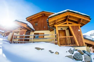Image de Chalets de luxe (8p). 4 chambres et 3 salles de bain. Centre Saint François Longchamp ski in & out.