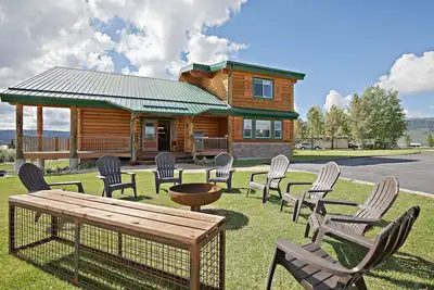 Image de Kabino: Henrys Lake Hot Tub FirePit Pool Table Mtn & Water Views WiFi Satellite Fishing Trails