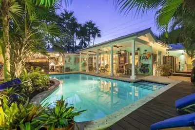 Image de Barefoot Bungalow~2 Bedroom, 2 Bathroom Home w/ Office, Pool and Tiki Hut!