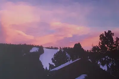 Image de Close to the Lifts, Sleeps Up to 8, Large Deck with views of the Ski Mountain