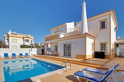 Villa with 3 Bedrooms and private Pool in Galé Beach
