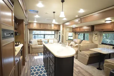 Image de Cozy Camper~New Wash Shed~Fast Wi-Fi~Comfy Bed~Fire Pit~Near Croquet Club