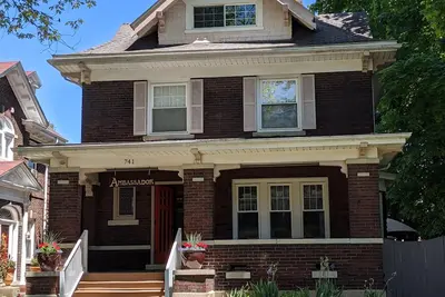 Image de Historic home just 2 blocks from the Aquarium and Falls!