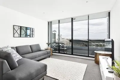 3 Bedroom 2 Bathroom Apartment with River View in Melbourne Cbd