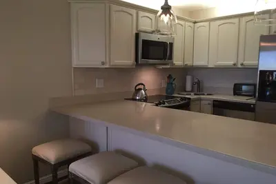 Image de Luxurious 1 Br corner unit in Ocean Village! Steps to the ocean!