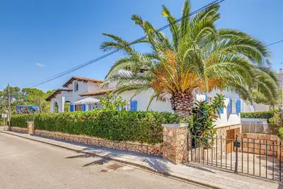 Image de Casa Cala Figuera\" avec terrasse extérieure et Wi-Fi.