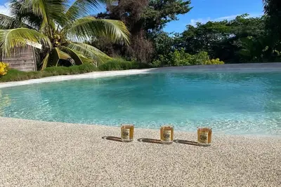 Image de Le Lagon Privé votre location climatisée avec piscine, lagon privé et jardin