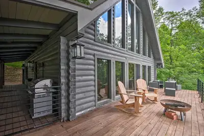 Image de Luxe Jasper Cabin w/ Deck + Blue Ridge Mtn Views!