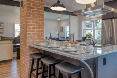 Image de Luxury at its Finest | Indulge in Gourmet Kitchen, Spacious Dining Area, Lovely Patio & Plush Beds
