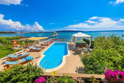Villa Rosemary - seafront, pool, jacuzzi, gym, pool table