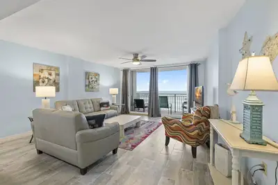 Image de Stunning Views of the Atlantic Ocean from this Direct Oceanfront Condo