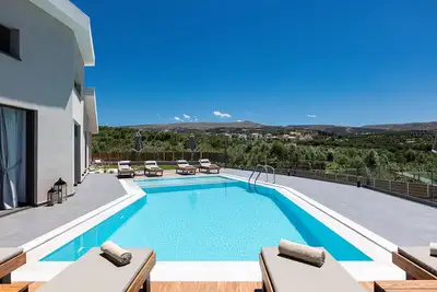 Image de TreeTop Villa I, Private Pool, Bbq & Playground, close to Beach & Shops
