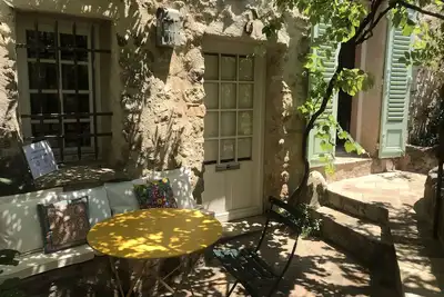 Image de Chambre de charme indépendante dans un authentique village médiéval.