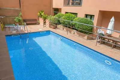 2 bed. Gf apartment in center of Begur, w shared pool & parking (H62)