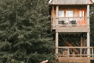 Image de Off grid Adventure at Tullihas in the Trees Treehouse