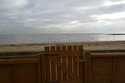 Image de The Blue house - Detached 2 Bedroom villa on a Sandy Beach Front