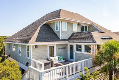 Image de Spacious Home with Ocean Views from Primary Suite, 4br, 3ba, Sb location