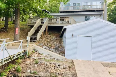 Image de 3 Level home on water