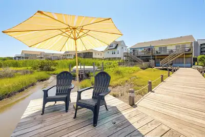 Image de North Topsail Beach Townhome: Walk to the Beach!