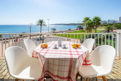 Image de Bel appartement de vacances \"Cala Nau Blau Turquesa\" avec vue sur la mer, terrasse couverte privée et balcon ; parking disponible