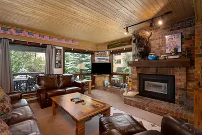 Image de Ultimate Mountain Getaway – 3br Condo Steps from Gondola | Hot Tubs, Fireplace,