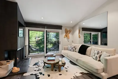 Image de Remodeled Aspen Gem! 1 Block to Aspen Mtn, Balcony with Views, Wood Fp, W/D, Parking & Walk to Town
