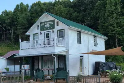 Image de Apartment Directly On The Virginia Creeper Trail!