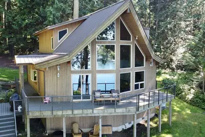 Image de Secluded & light-filled Pacific Nw Waterfront home on Sji  with views of Speiden Island