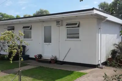 Image de Accommodation for a couple, just a short walk from the beaches and harbour.