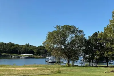 Image de Beautiful Lake Front home w\/ sunroom, outdoor patio, hot tub