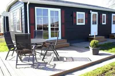 Image de Chalet \"Bovenwiede\" is a beautiful four guest chalet, with the \"Smitsgracht\" on the back end.