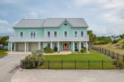 Image de Yacht Watcher - Pool, Sleeps 20, Intracoastal Waterway Boat Dock, Three Decks!