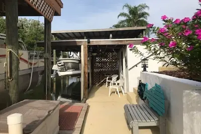 Image de Waterfront private home located in Oak Hill - Edgewater area.