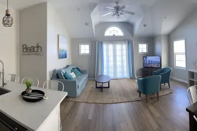 Image de 3 Bedrooms, Beach 3 blocks, Garage Parking, Prime Location Barefoot Country Fest