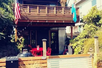 Nautical Theme, Clean, Romantic, Fire Pit, 420 & small pet friendly, near dining