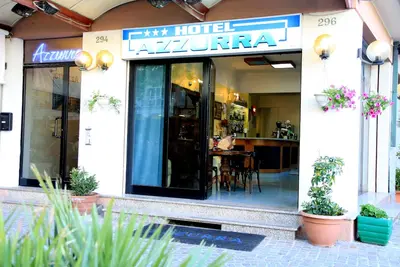Image de Double room with private bathroom, marina center near the sea